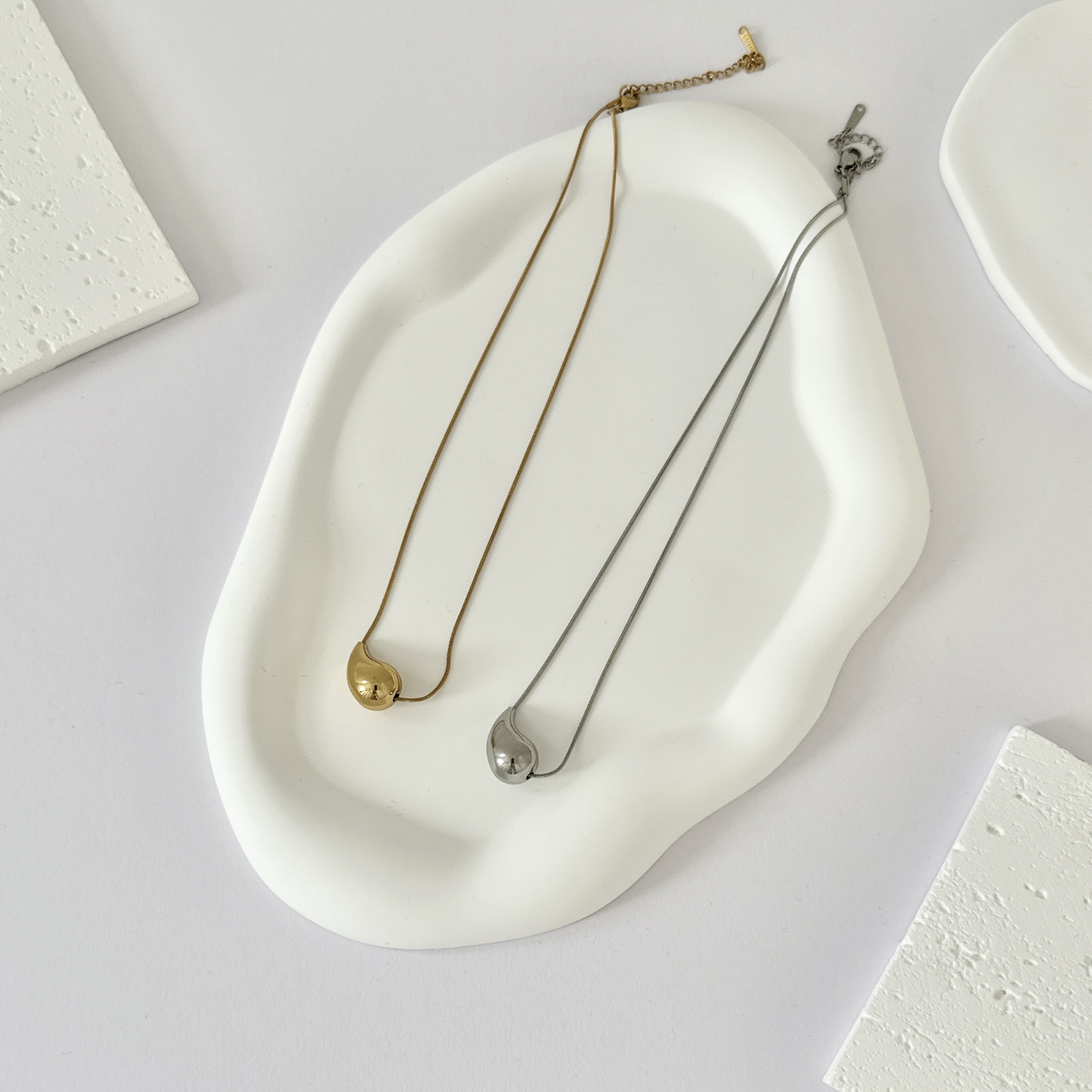 ウォータードロップネックレス